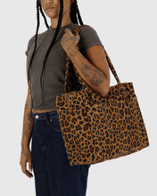 Load image into Gallery viewer, BAGGU Small Cloud Carry-On Zippered Tote Bag in Leopard