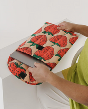 Load image into Gallery viewer, Puffy Laptop Sleeve 16&quot; - Strawberry